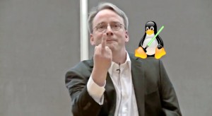 Linus Torvalds : Doigt d’honneur à tous les Big Brothers. Attention à ne pas le mettre dans le nez !